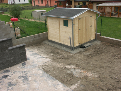 Březno - realizace opěrné stěny proti sesuvu domu
