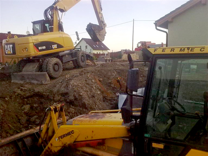 Březno - realizace opěrné stěny proti sesuvu domu