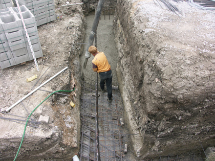 Březno - realizace opěrné stěny proti sesuvu domu